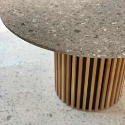 Terrazzo bord i modellen Ash med egetr&aelig;sstel