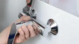 person monterer brusearmatur