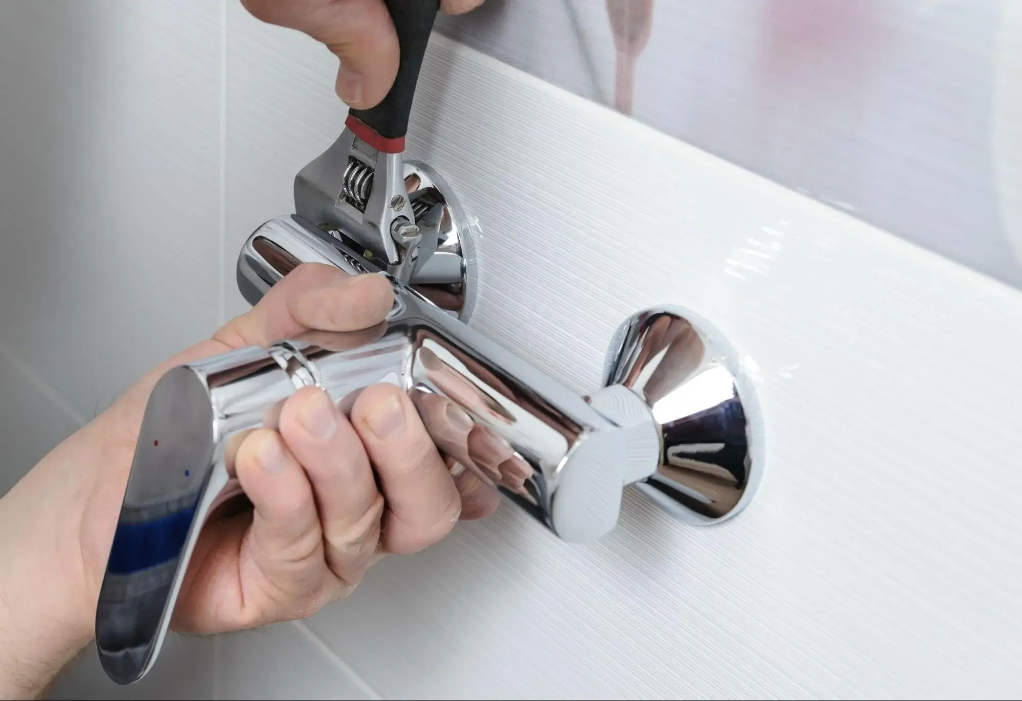 person monterer brusearmatur